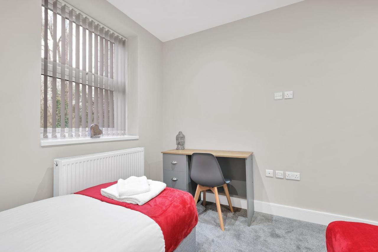 Crown Place 2 & 3 Bedroom Luxury Apts With Parking In Shepperton By 360Stays Exterior foto