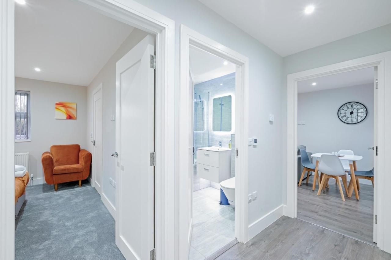 Crown Place 2 & 3 Bedroom Luxury Apts With Parking In Shepperton By 360Stays Exterior foto