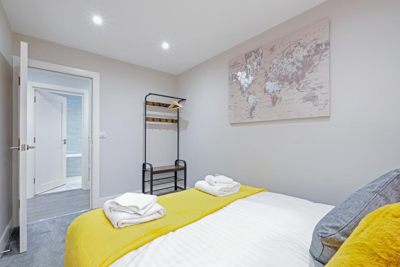 Crown Place 2 & 3 Bedroom Luxury Apts With Parking In Shepperton By 360Stays Exterior foto