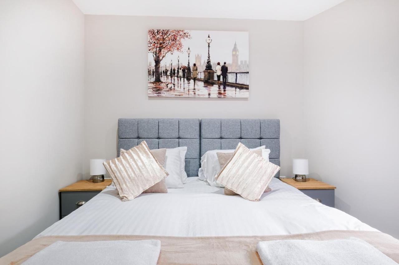 Crown Place 2 & 3 Bedroom Luxury Apts With Parking In Shepperton By 360Stays Exterior foto