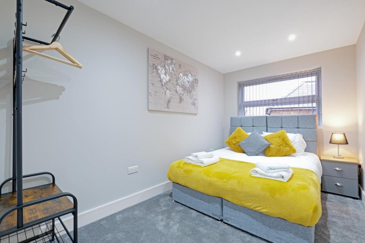 Crown Place 2 & 3 Bedroom Luxury Apts With Parking In Shepperton By 360Stays Exterior foto