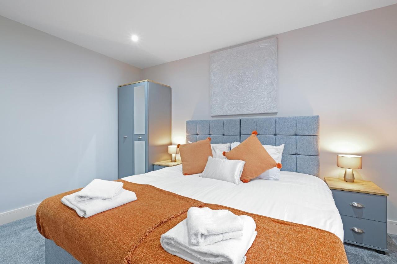 Crown Place 2 & 3 Bedroom Luxury Apts With Parking In Shepperton By 360Stays Exterior foto
