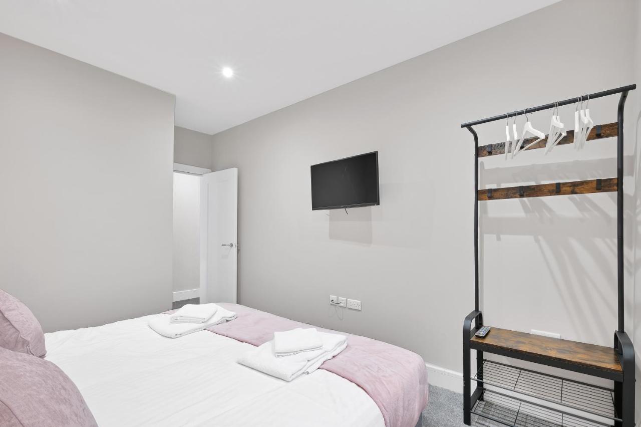 Crown Place 2 & 3 Bedroom Luxury Apts With Parking In Shepperton By 360Stays Exterior foto