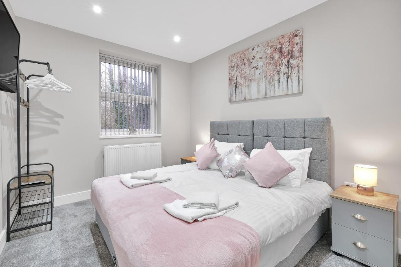 Crown Place 2 & 3 Bedroom Luxury Apts With Parking In Shepperton By 360Stays Exterior foto