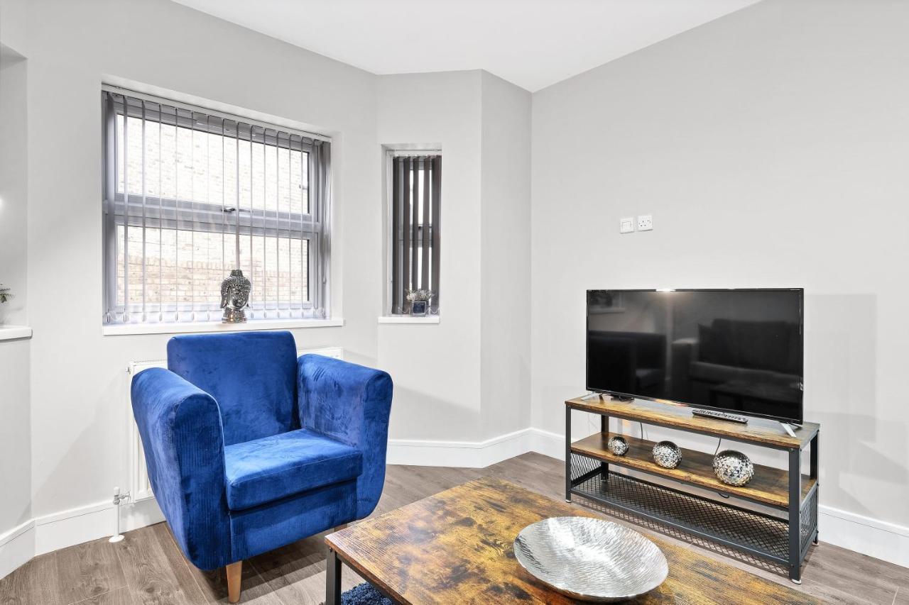 Crown Place 2 & 3 Bedroom Luxury Apts With Parking In Shepperton By 360Stays Exterior foto