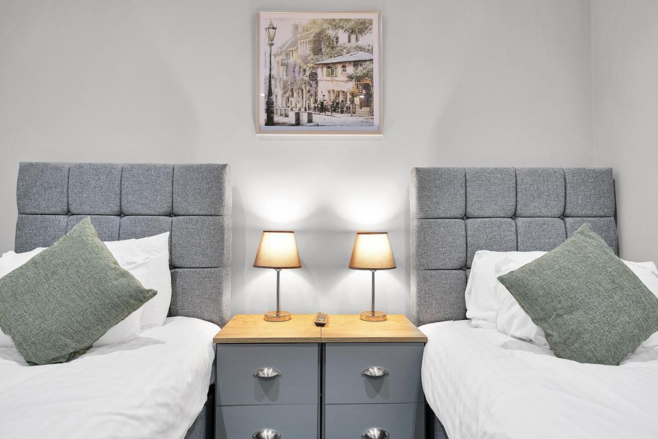 Crown Place 2 & 3 Bedroom Luxury Apts With Parking In Shepperton By 360Stays Exterior foto