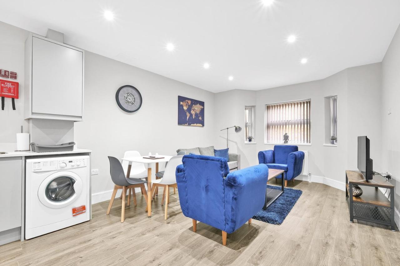 Crown Place 2 & 3 Bedroom Luxury Apts With Parking In Shepperton By 360Stays Exterior foto