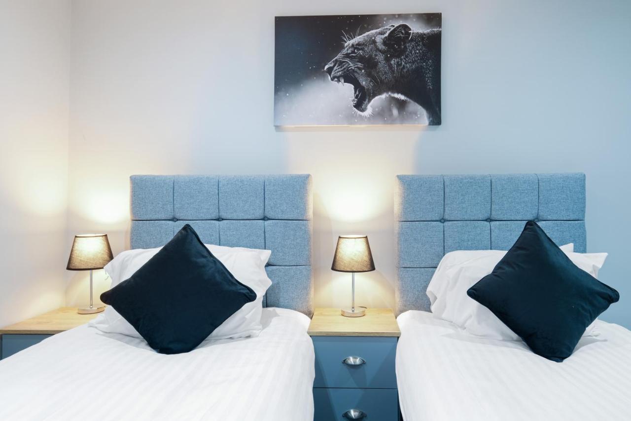 Crown Place 2 & 3 Bedroom Luxury Apts With Parking In Shepperton By 360Stays Exterior foto