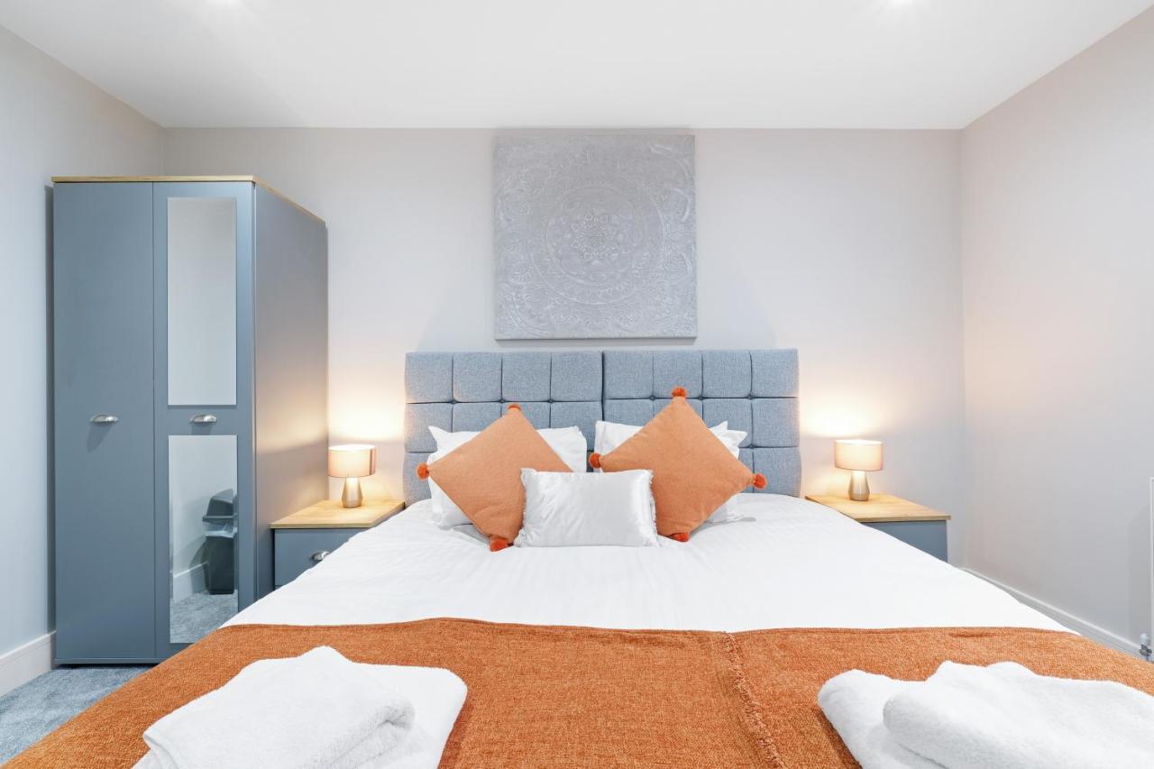 Crown Place 2 & 3 Bedroom Luxury Apts With Parking In Shepperton By 360Stays Exterior foto
