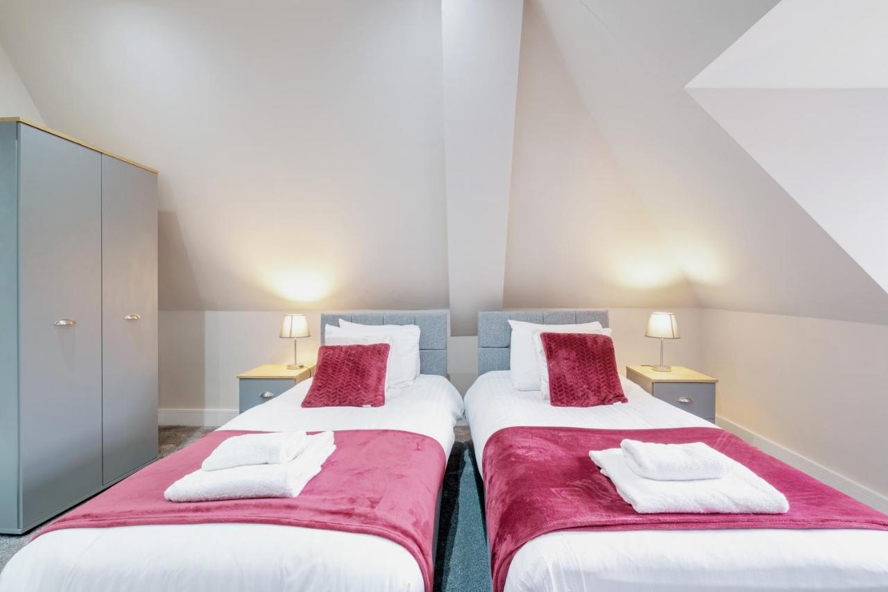 Crown Place 2 & 3 Bedroom Luxury Apts With Parking In Shepperton By 360Stays Exterior foto