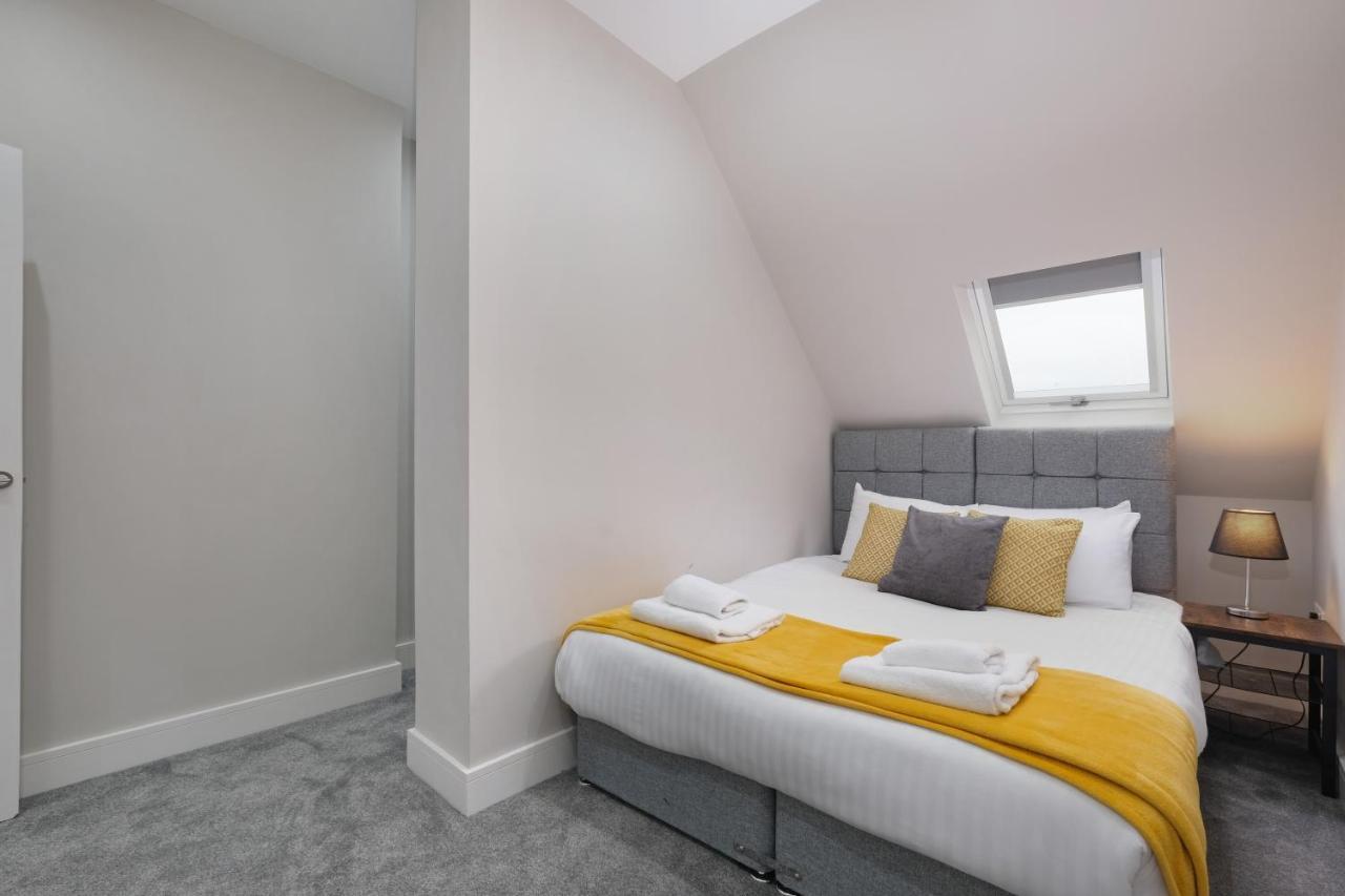 Crown Place 2 & 3 Bedroom Luxury Apts With Parking In Shepperton By 360Stays Exterior foto