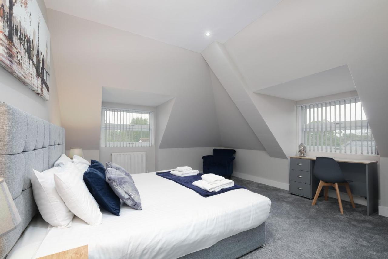 Crown Place 2 & 3 Bedroom Luxury Apts With Parking In Shepperton By 360Stays Exterior foto