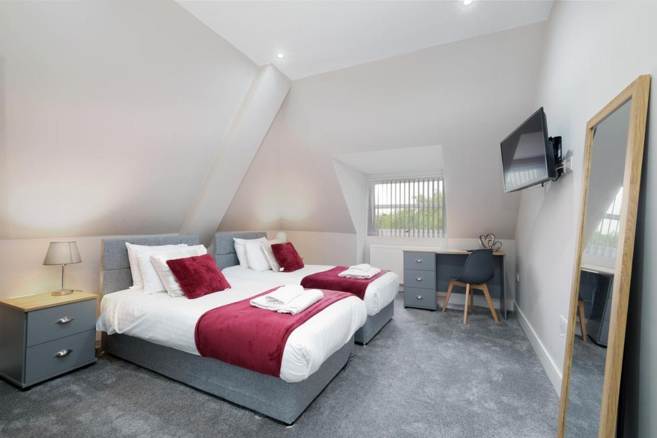 Crown Place 2 & 3 Bedroom Luxury Apts With Parking In Shepperton By 360Stays Exterior foto