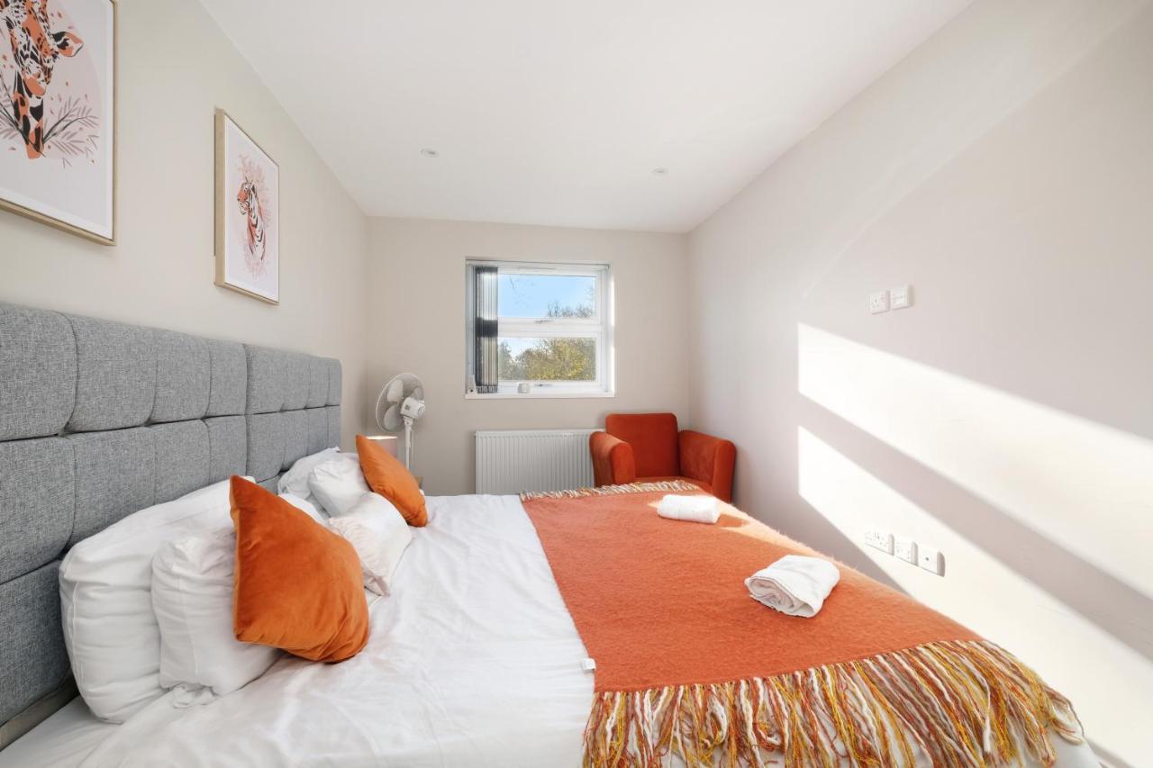 Crown Place 2 & 3 Bedroom Luxury Apts With Parking In Shepperton By 360Stays Exterior foto