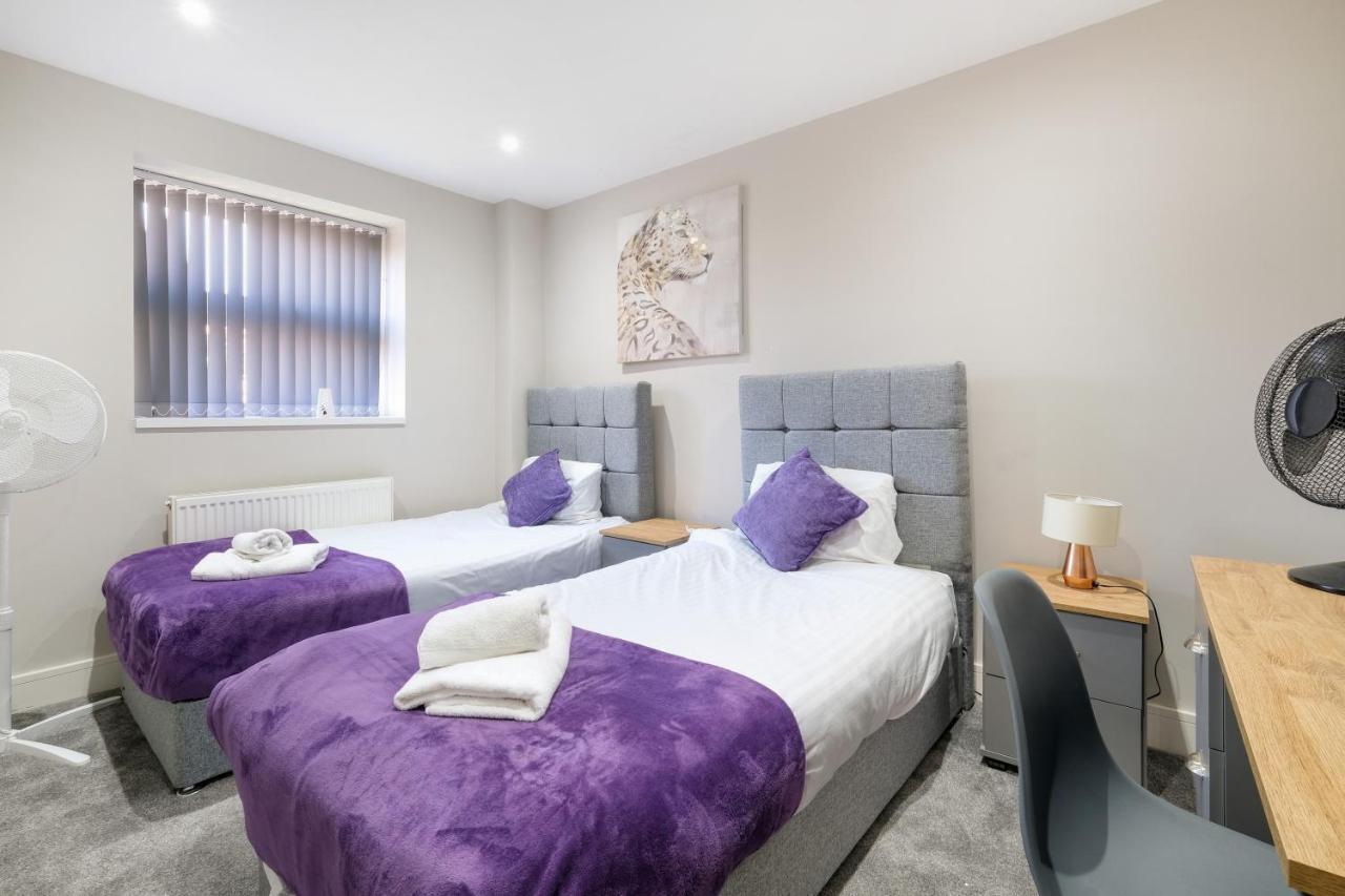 Crown Place 2 & 3 Bedroom Luxury Apts With Parking In Shepperton By 360Stays Exterior foto