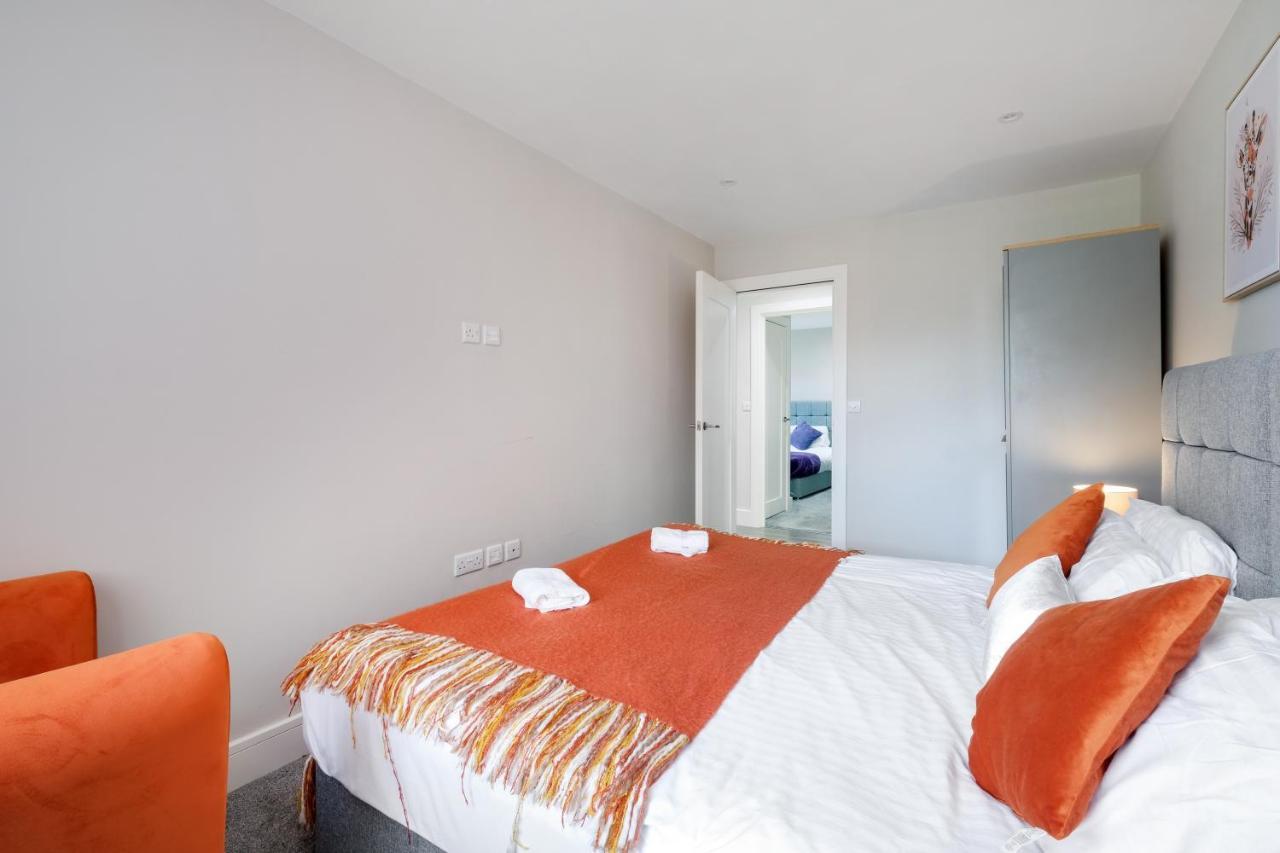 Crown Place 2 & 3 Bedroom Luxury Apts With Parking In Shepperton By 360Stays Exterior foto