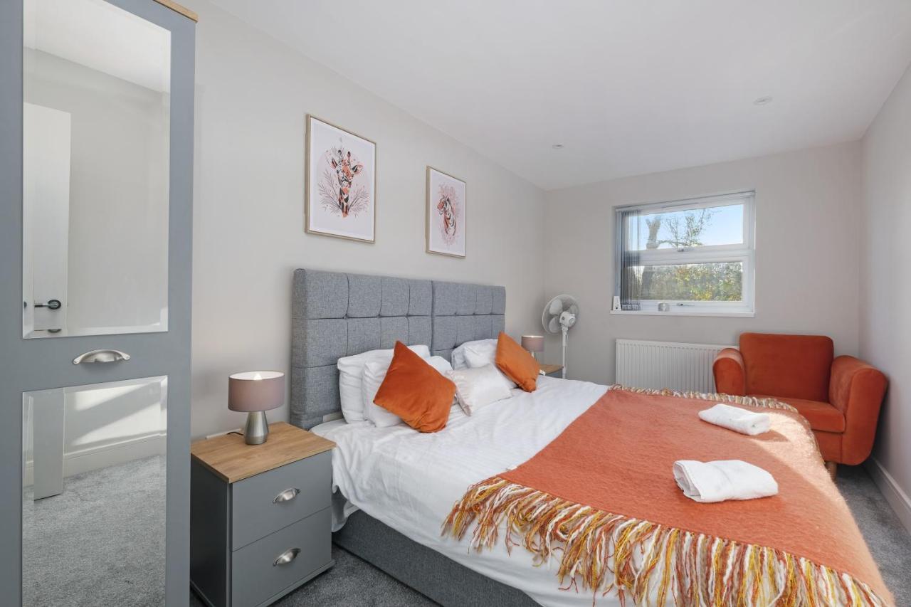 Crown Place 2 & 3 Bedroom Luxury Apts With Parking In Shepperton By 360Stays Exterior foto