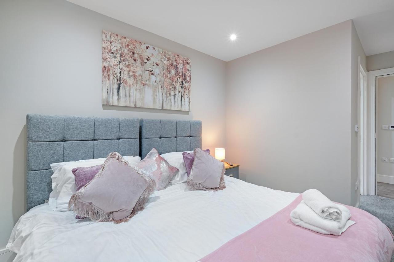 Crown Place 2 & 3 Bedroom Luxury Apts With Parking In Shepperton By 360Stays Exterior foto