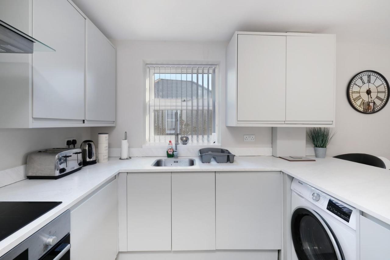 Crown Place 2 & 3 Bedroom Luxury Apts With Parking In Shepperton By 360Stays Exterior foto