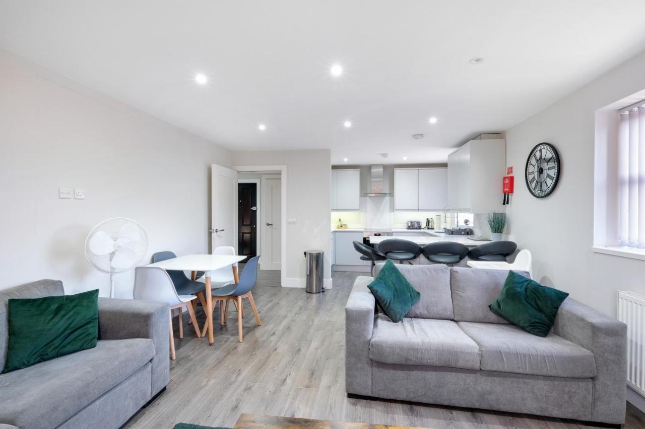 Crown Place 2 & 3 Bedroom Luxury Apts With Parking In Shepperton By 360Stays Exterior foto